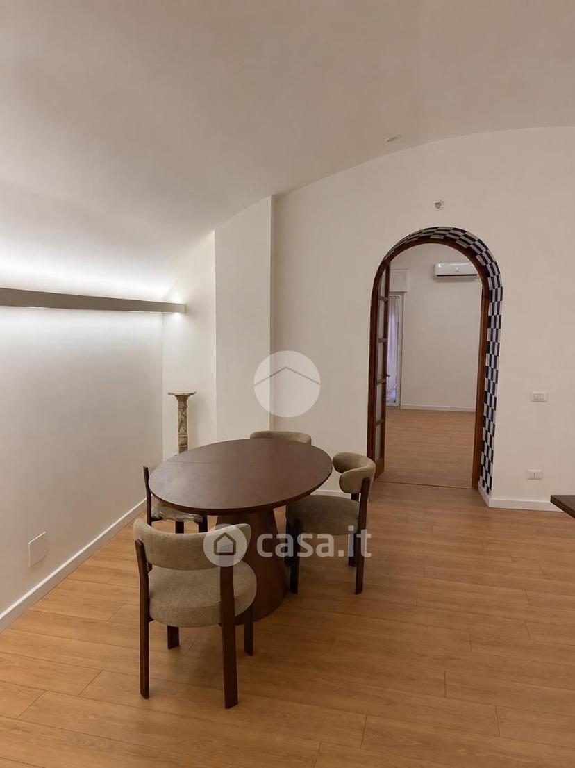 Bilocale in Vico del Vasto a Chiaia 28