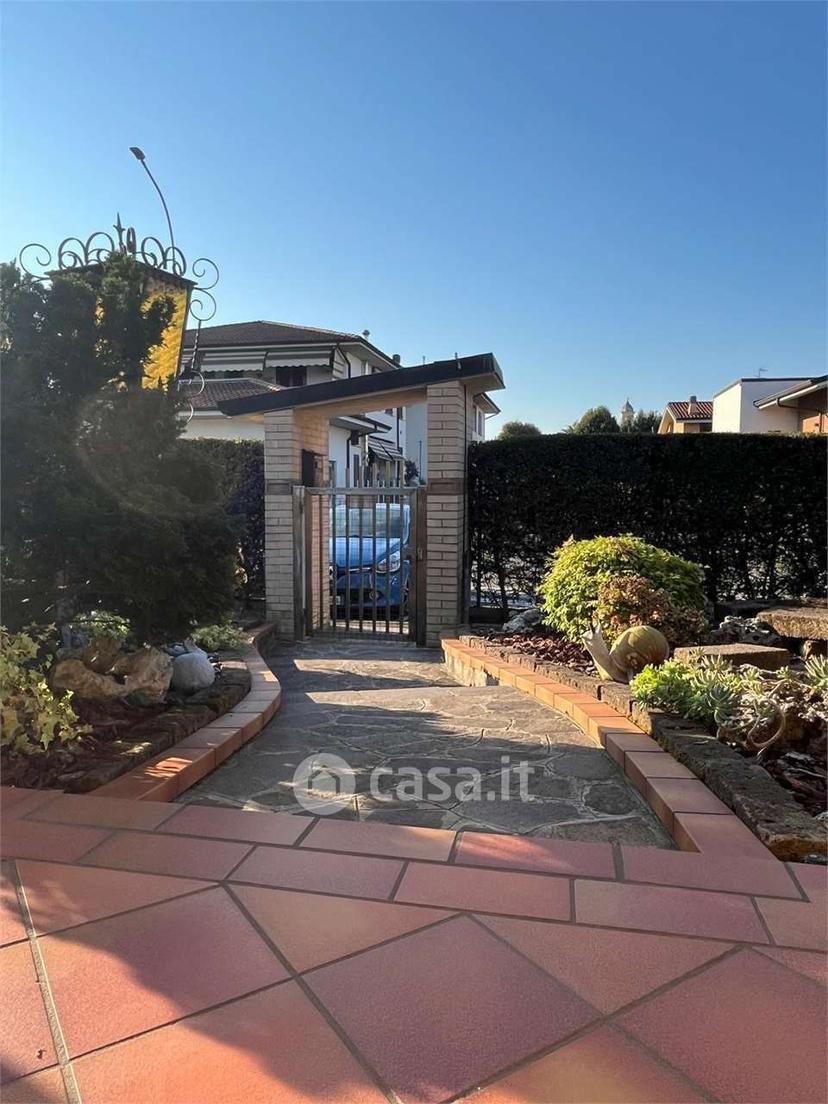 Villa in Via Sandro Pertini 21