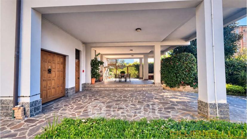 Villa in Via Edmondo de Amicis 6 — foto 2 di 51