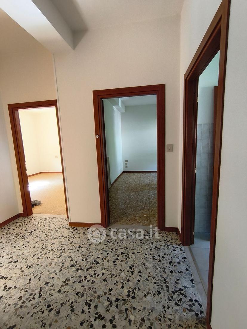 Trilocale in Via F. Petrarca — foto 20 di 25