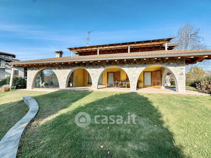 Villa in Via C. Battisti 84 — foto 2 di 39