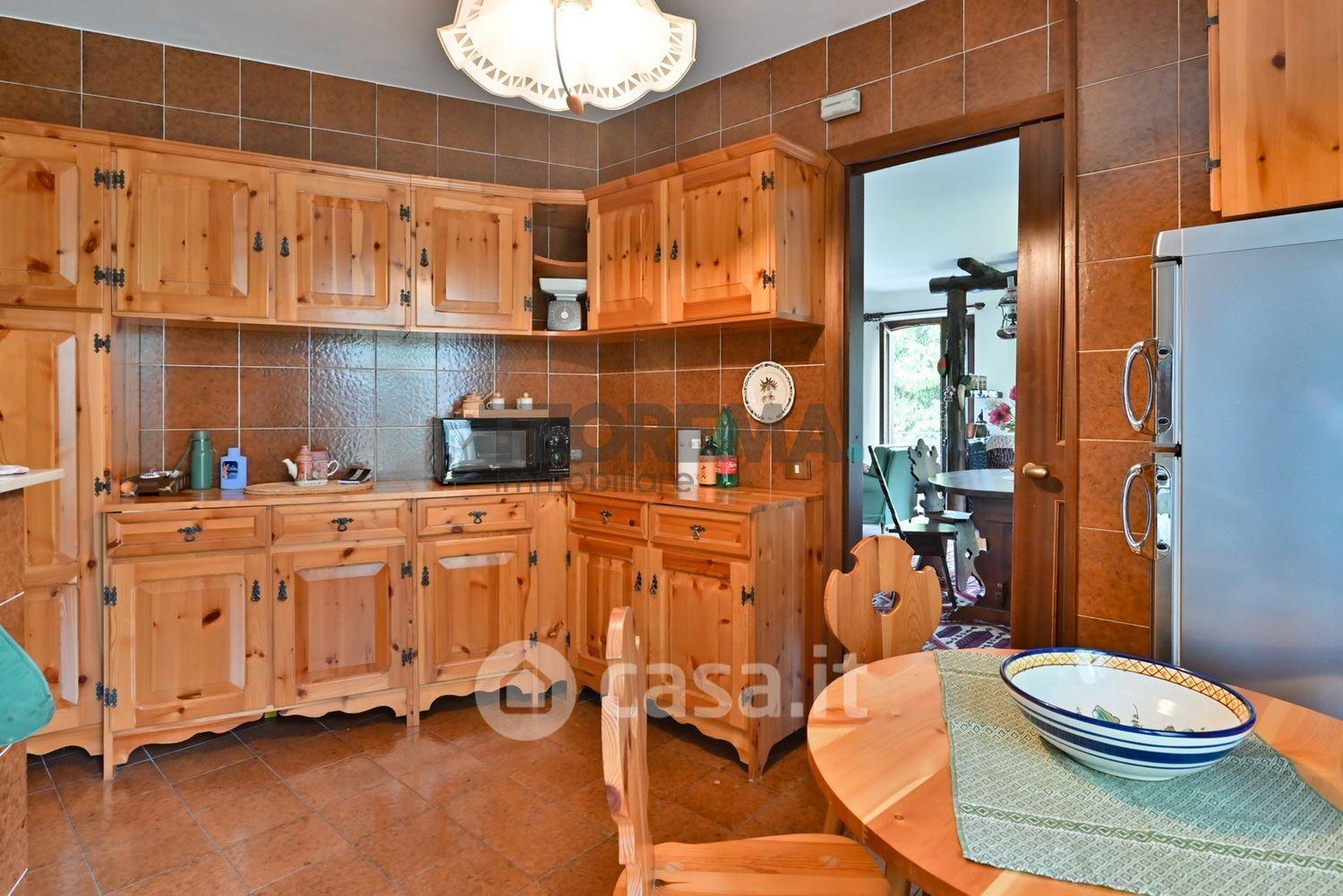 Villa in Viale Belvedere 14