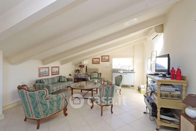Villa in Viale Alcide de Gasperi 2 — foto 19 di 34
