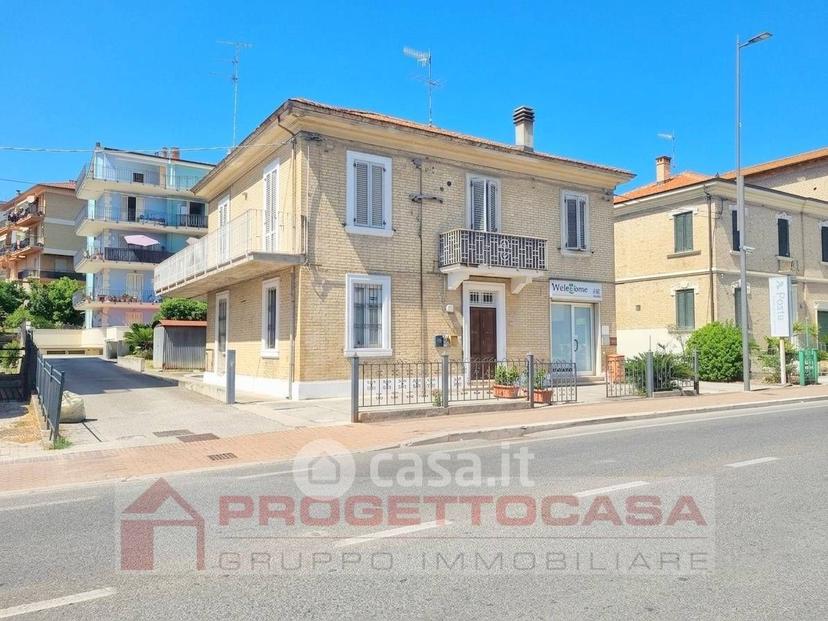 Trilocale in Viale Alcide de Gasperi 166 — foto 2 di 9