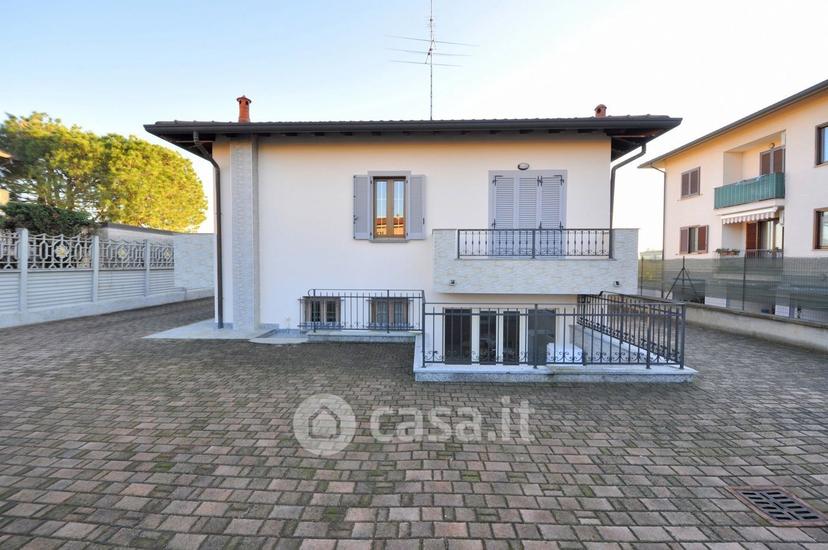 Villa in Via Sandro Pertini 5 — foto 2 di 32