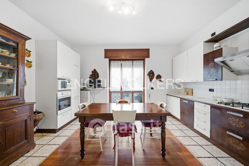 Villa in Via Caduti della Liberazione 32 — foto 4 di 35