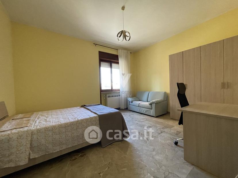 Stanza in Via Luigi d'Amato 17 — foto 19 di 21
