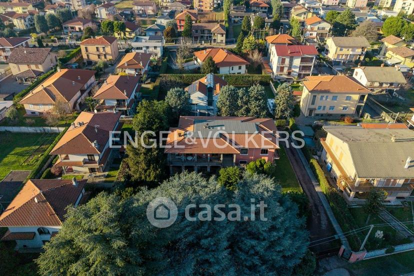 Villa in Via Caduti della Liberazione 32 — foto 2 di 35