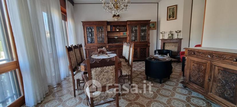 Villa in Zona Residenziale Vicino Stazione E Centro