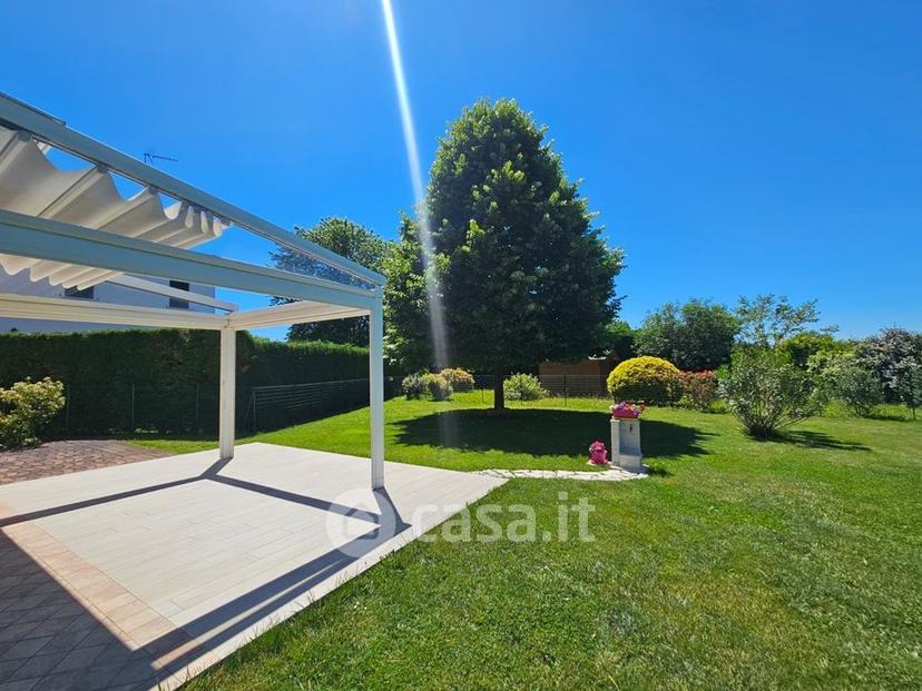Villa in Via Martiri della Libertà — foto 2 di 19