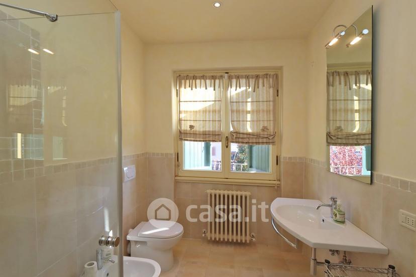 Villa in Viale Alcide de Gasperi 2 — foto 25 di 34