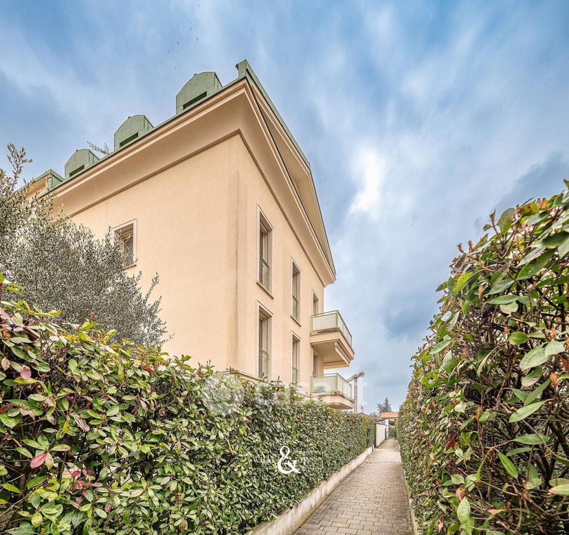 Trilocale in Via Lecco 190 — foto 3 di 32