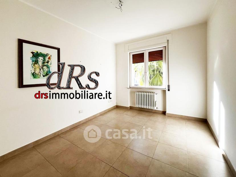 Quadrilocale in Via Umbria — foto 19 di 37