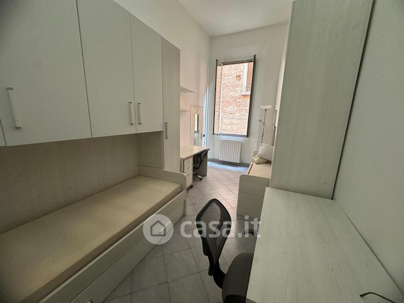 Stanza in Via San Vitale 21 — foto 2 di 8