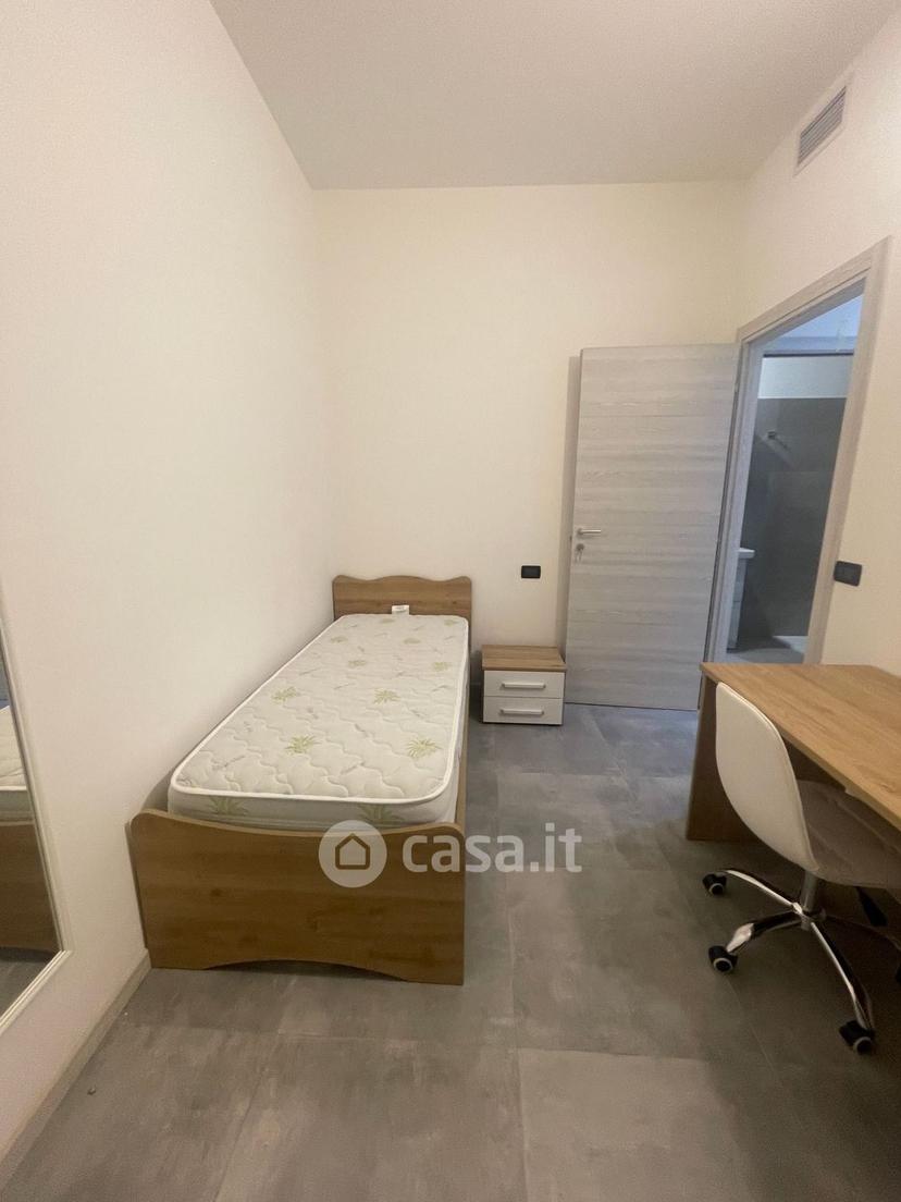 Stanza in Via Bartolomeo Spani 18 d — foto 2 di 35