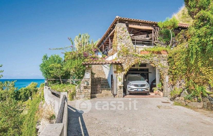 Villa in Via Michele Bianchi II 62 — foto 3 di 9