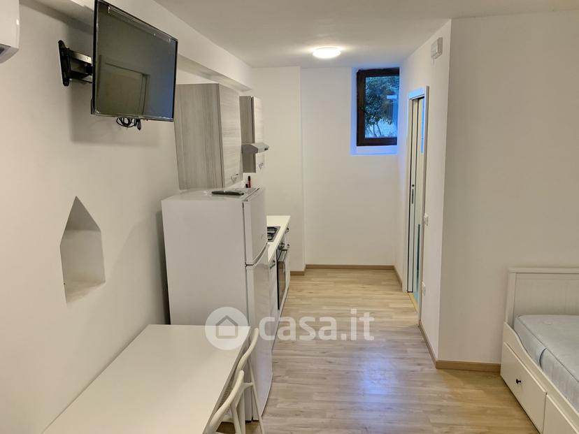 Stanza in Via San Bartolo 8 — foto 2 di 15