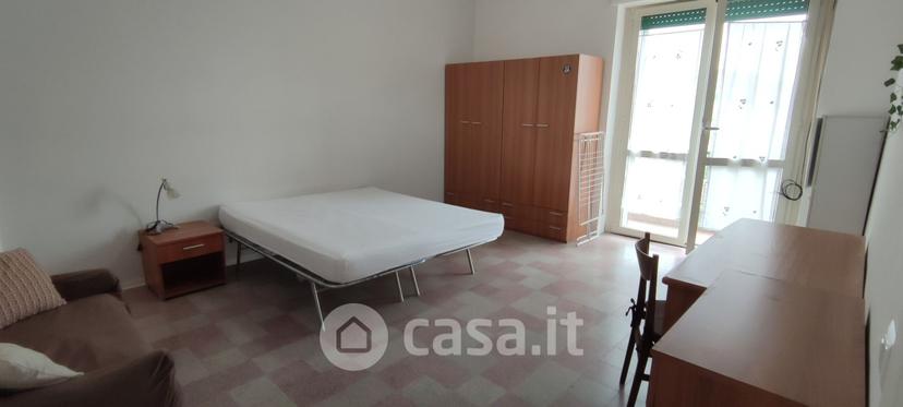 Stanza in Via Duca d'Aosta 8 — foto 3 di 5