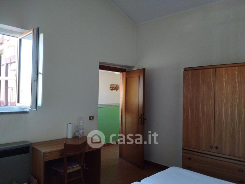 Stanza in Via Lussemburgo — foto 4 di 9