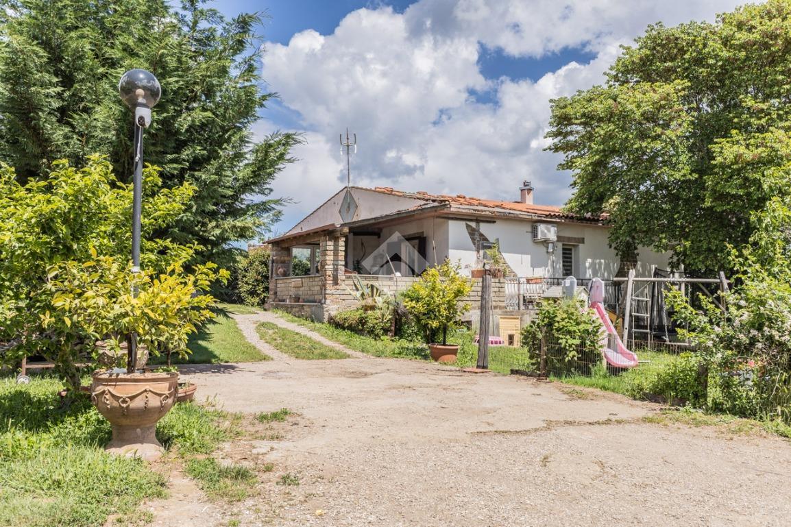 Villa in Località Campo Lungo, Capranica
