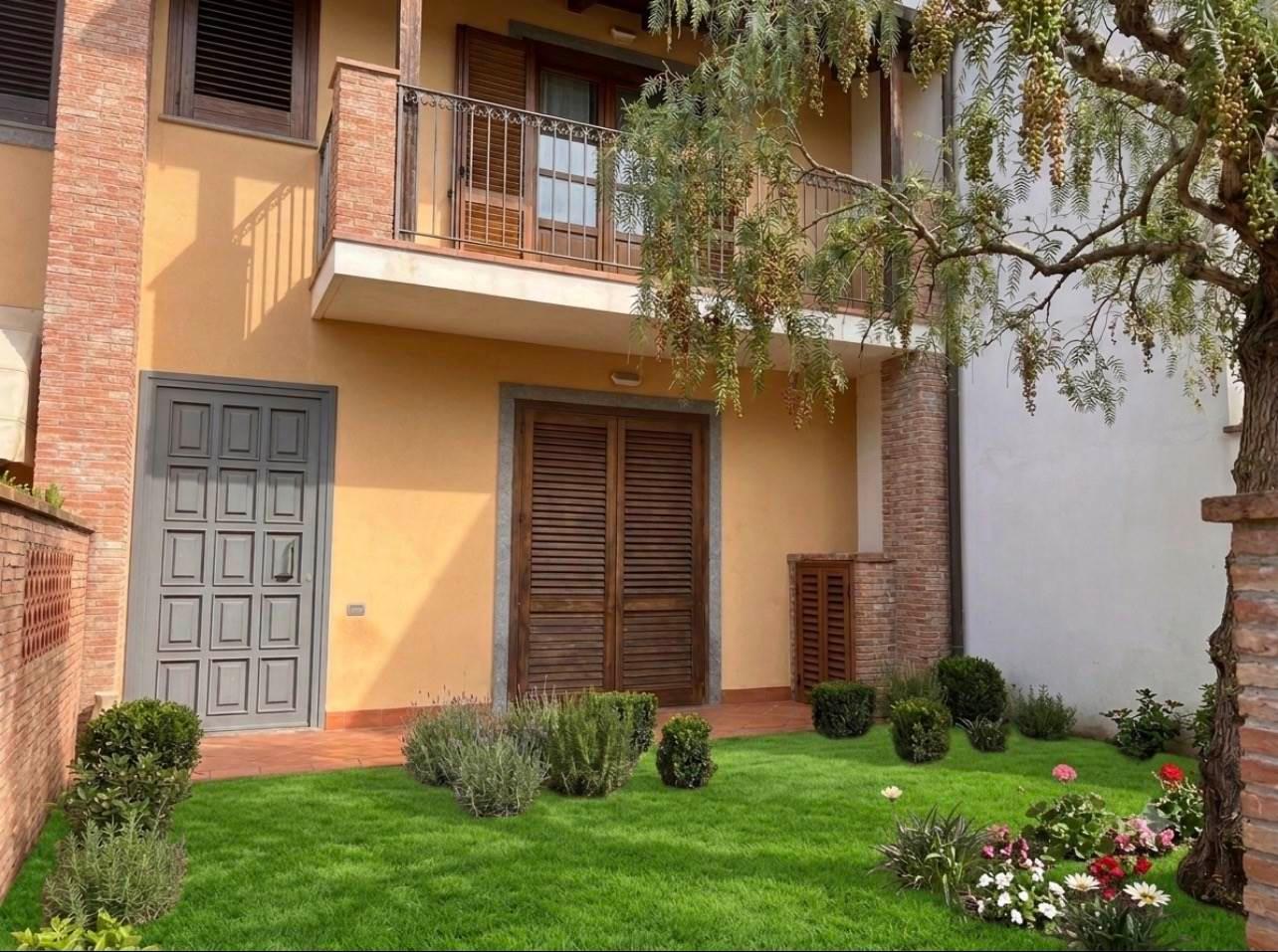 Villa a schiera in Via Parafera, Aci Castello