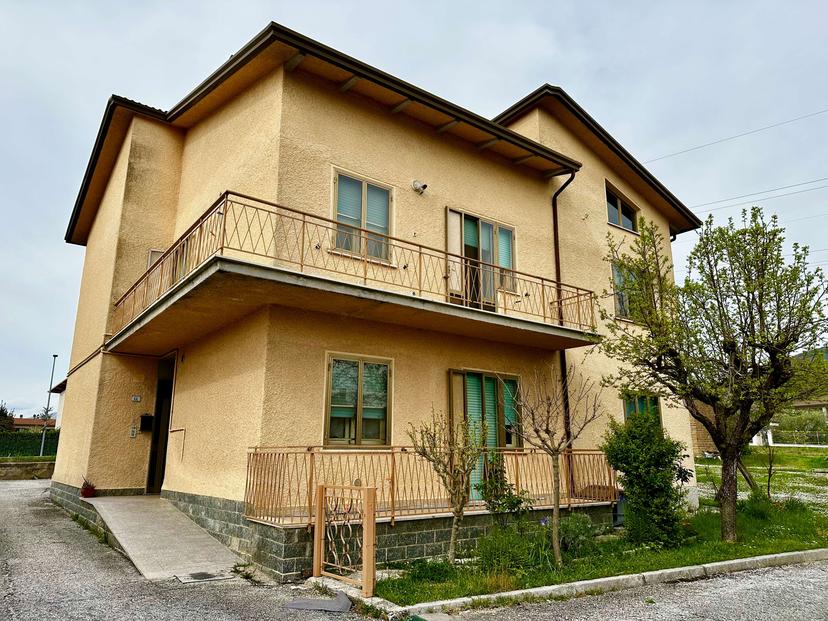 Casa indipendente in Nucleo Palazzo Ceccoli, Gualdo Tadino — foto 3 di 5