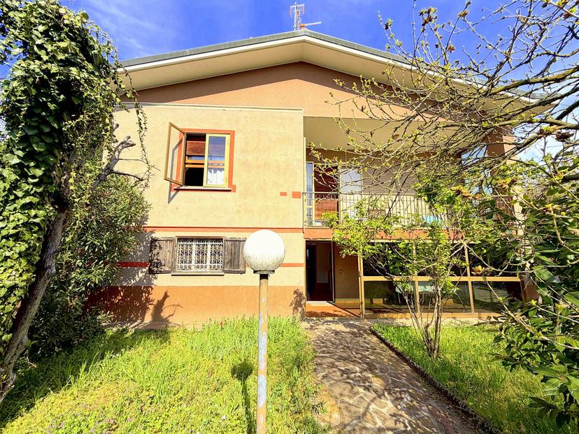 Villa, Robecchetto con Induno