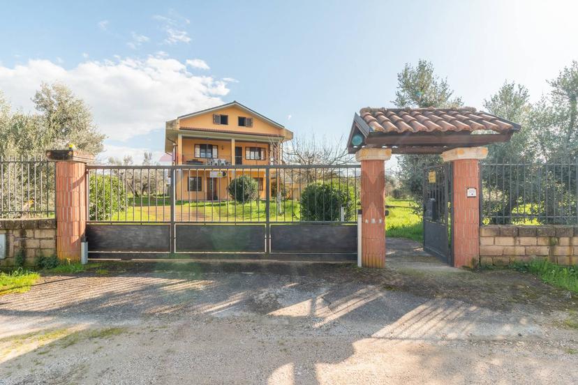 Casa indipendente in Strada Castrense Km 9,800 Snc, Canino — foto 5 di 5
