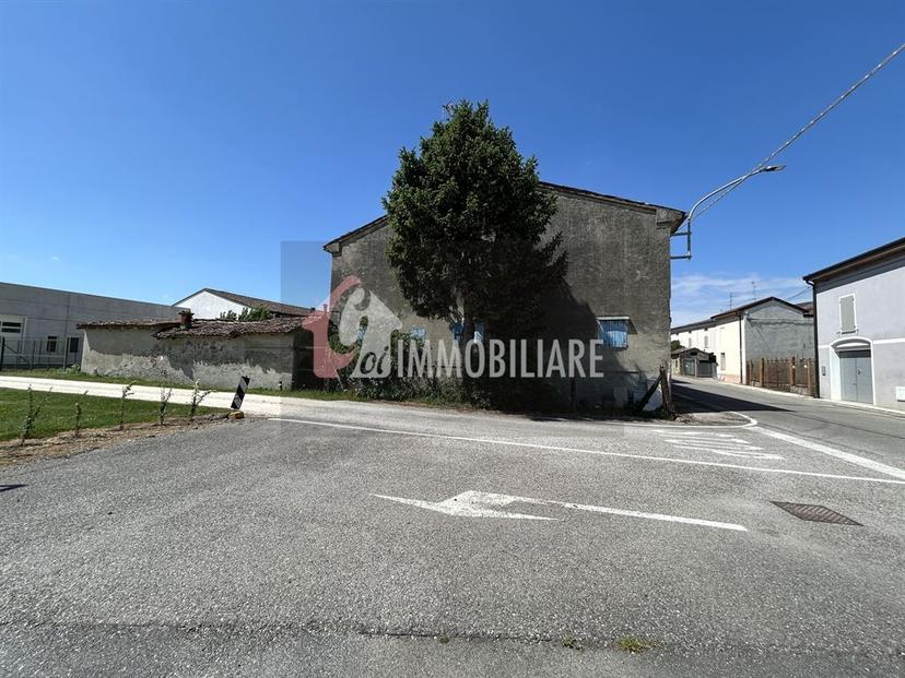 Casa indipendente in Martiri di Belfiore 54, Rivarolo del Re ed Uniti — foto 3 di 5
