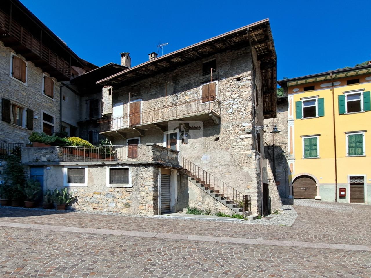 Casa indipendente in Piazza Battisti, Tenno