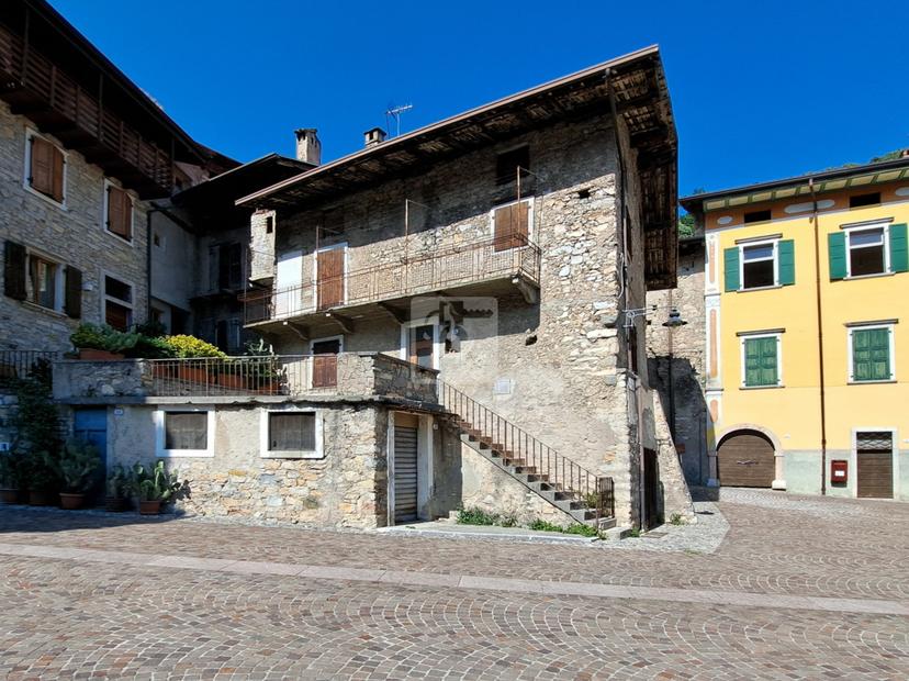 Casa indipendente in Piazza Battisti, Tenno