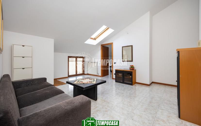 Trilocale in Via Camillo Benso Conte di Cavour 32/d, Grezzago — foto 3 di 5