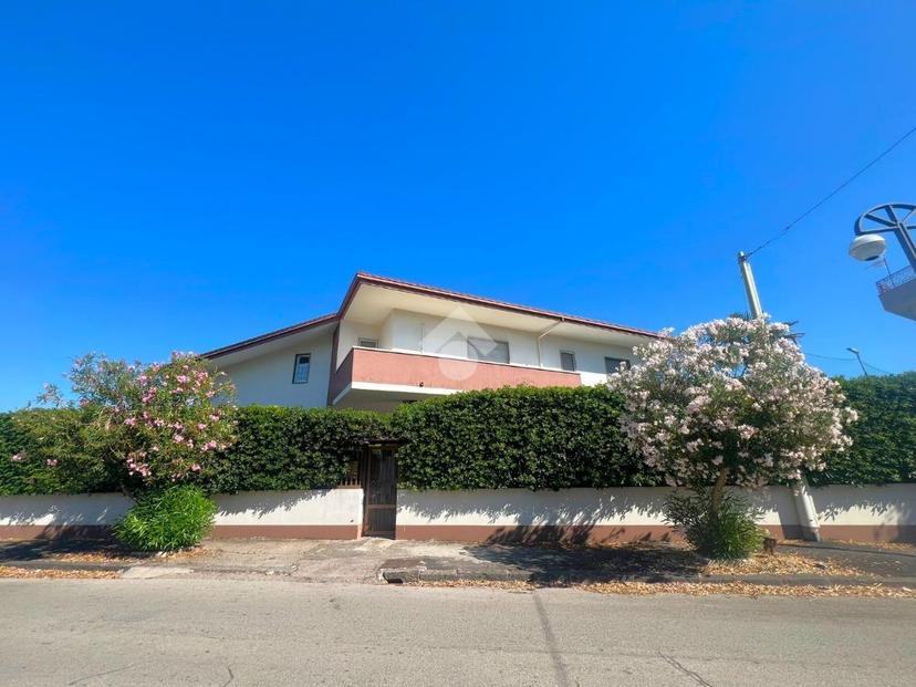 Villa in Viale Michelangelo 3, Mondragone