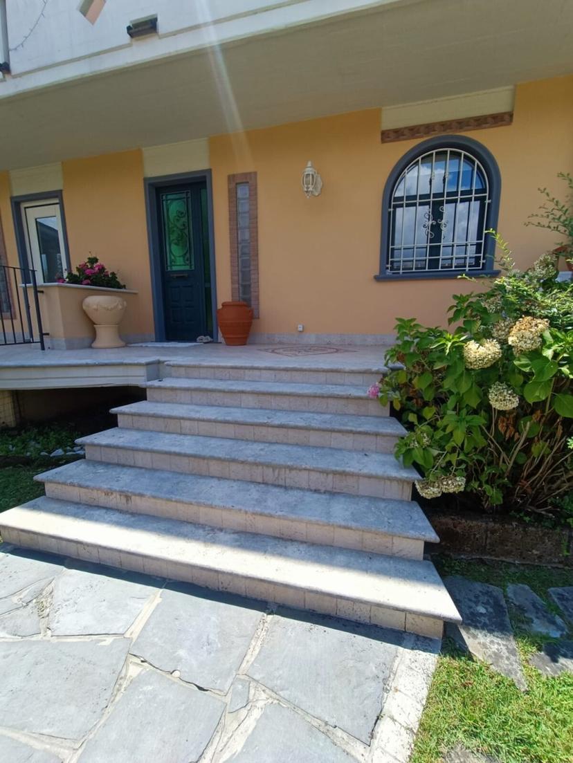Villa trifamiliare, Massa