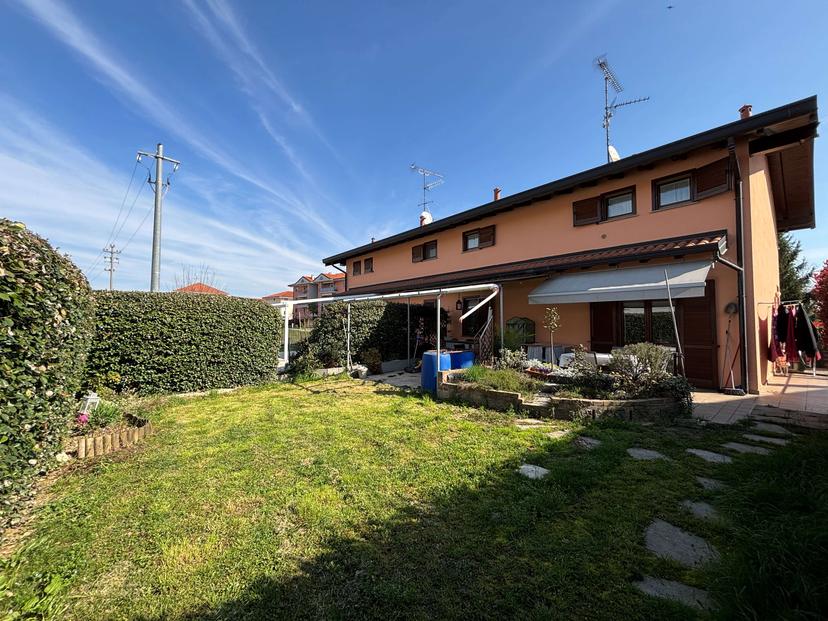 Villa bifamiliare in Via Stretta 27f, Borgomanero — foto 2 di 5