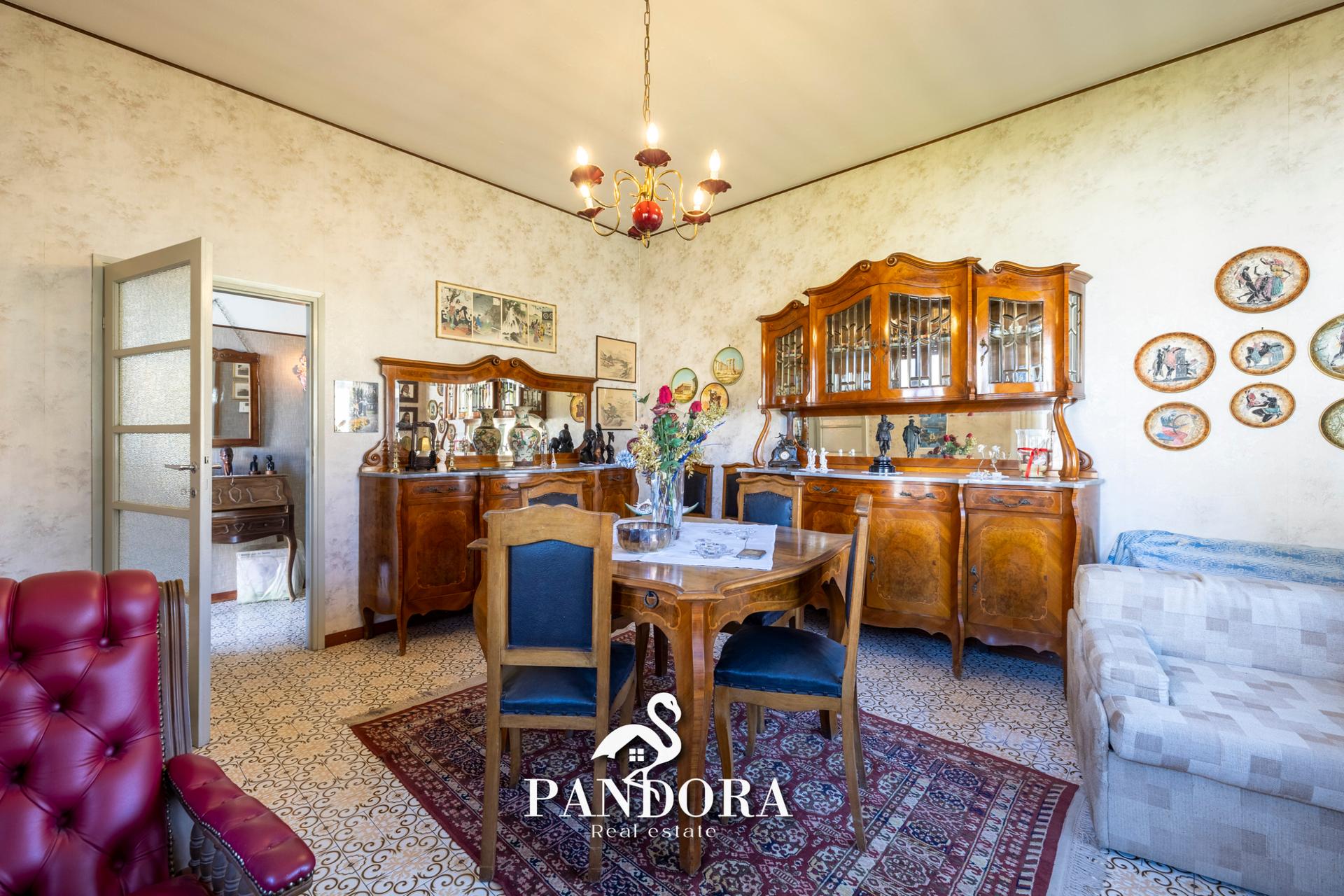 Villa in Via Monte Rosa 18, Sesto Calende