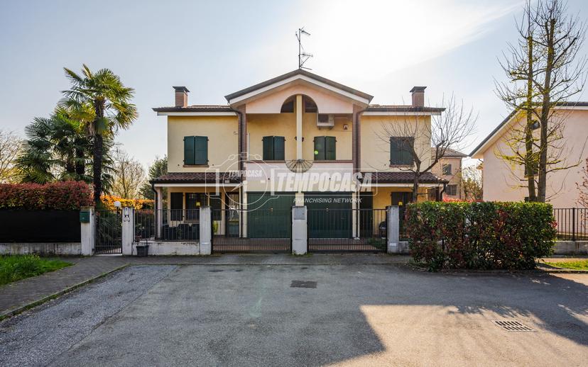 Villa a schiera in Via Manzotti 1/G, Correggio