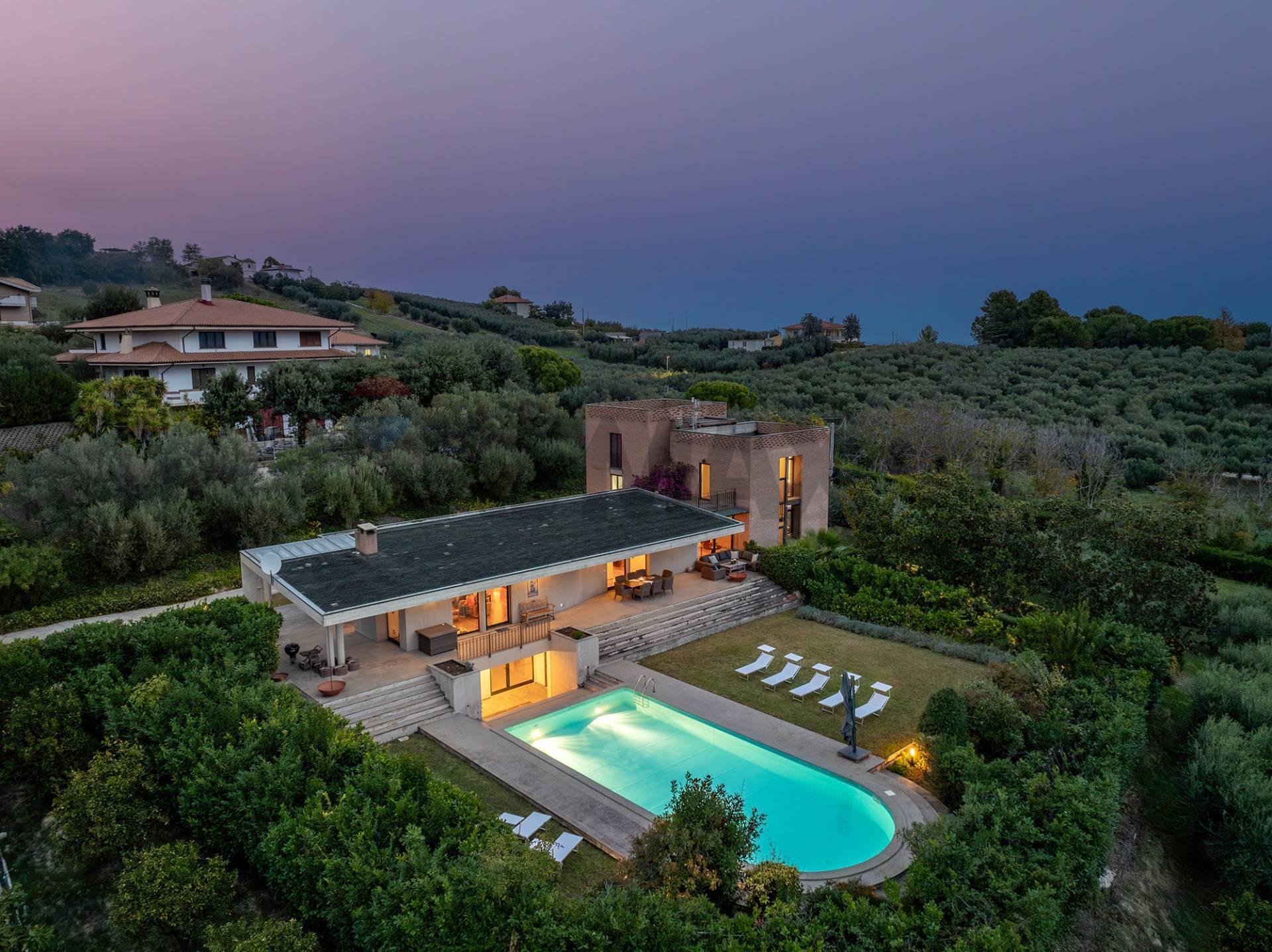 Villa in Viale Leonardo Petruzzi 11, Città Sant'Angelo