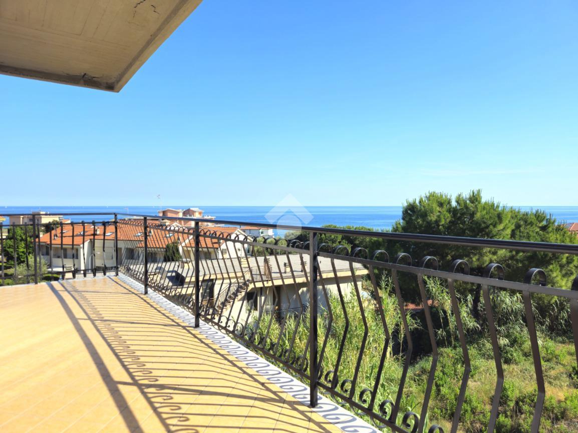 Trilocale in Strada Casai 3, Riva Ligure