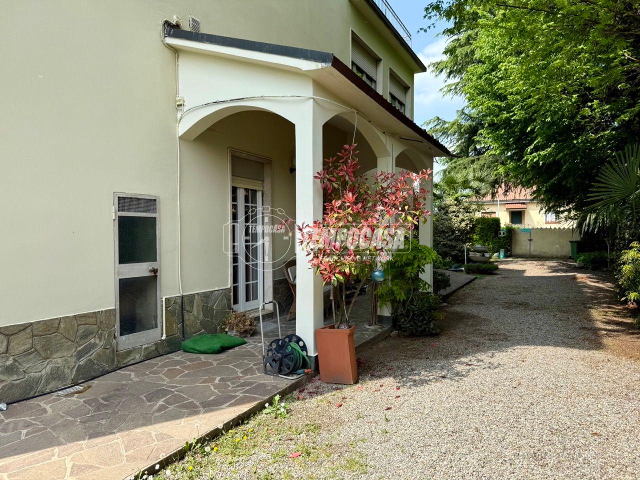 Appartamento in Via XXV Aprile 84, Lesmo
