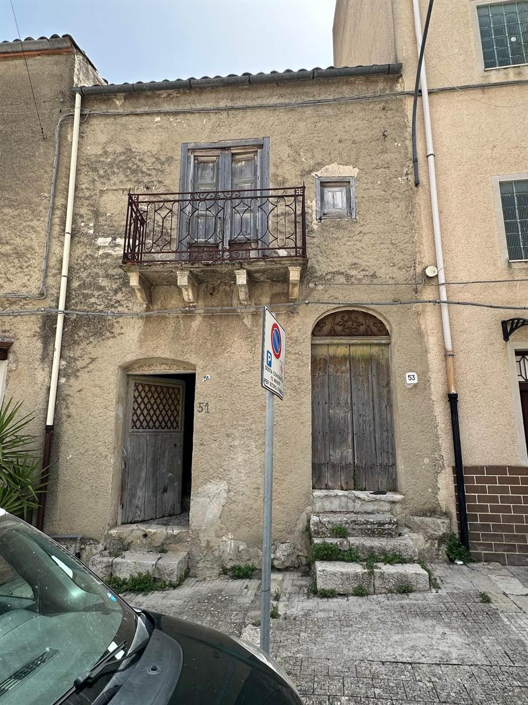 Casa indipendente, Palazzo Adriano