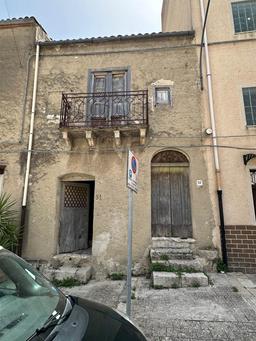 Casa indipendente, Palazzo Adriano