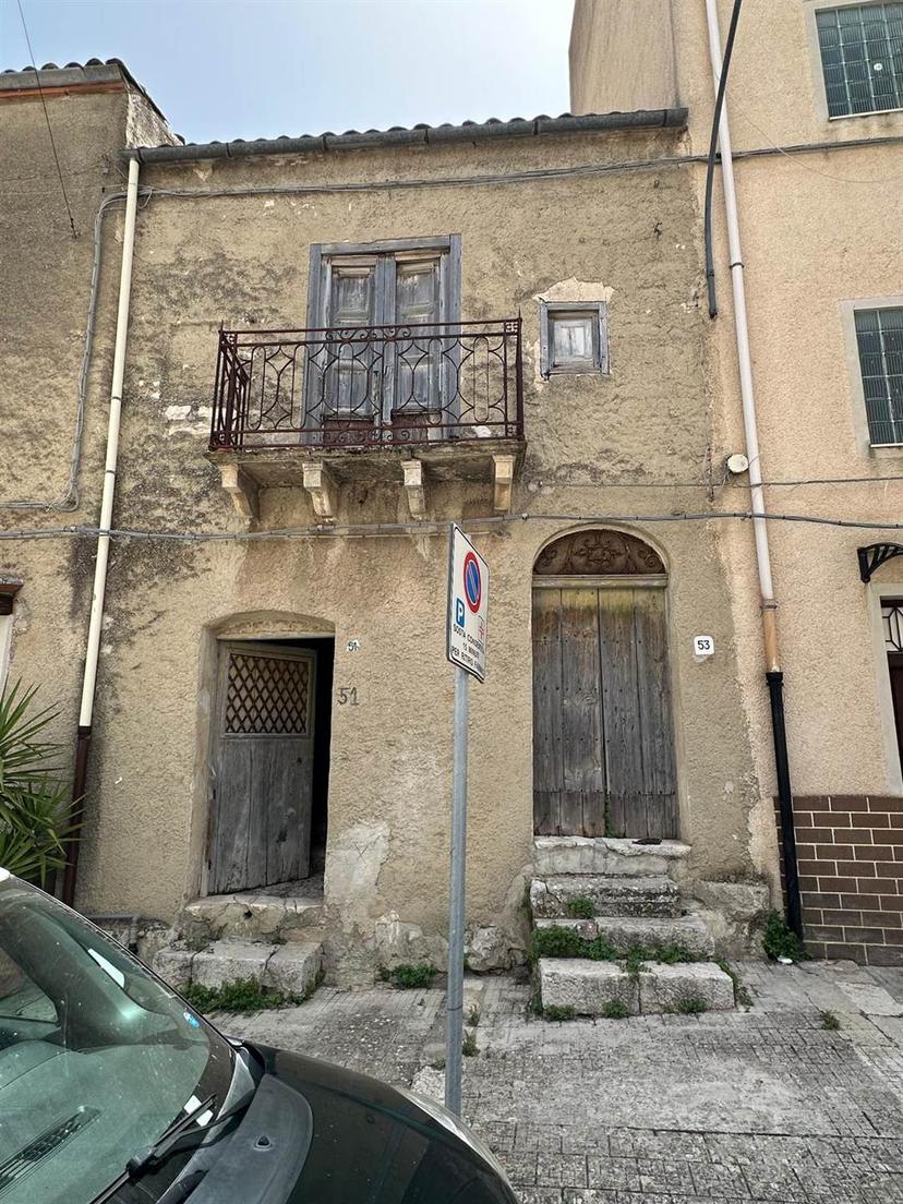 Casa indipendente, Palazzo Adriano