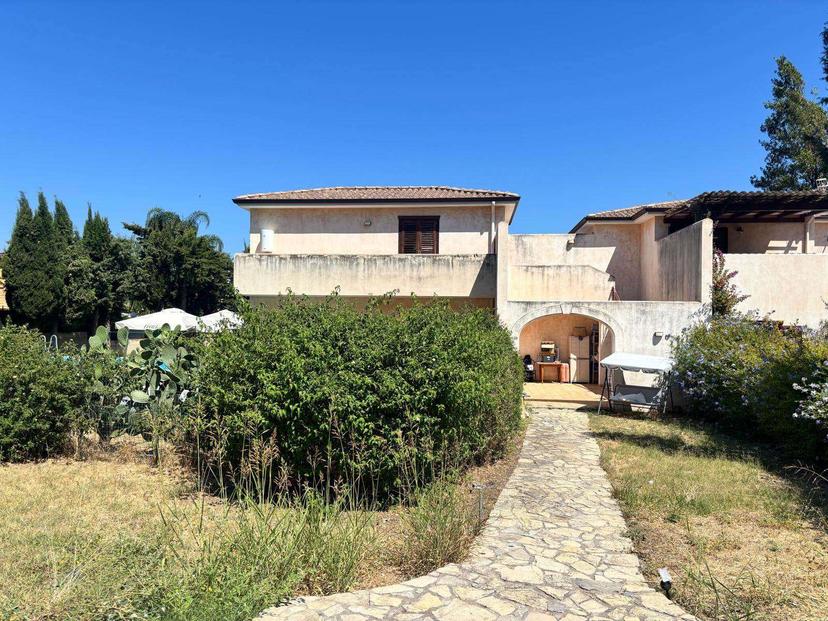 Villa a schiera, Campofelice di Roccella
