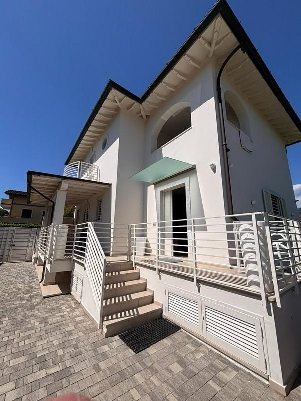 Villa bifamiliare, Montignoso