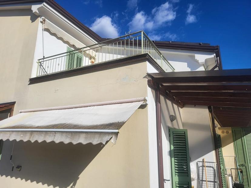 Villa bifamiliare, Luni — foto 3 di 5