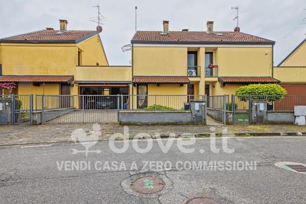 Villa in Via della Costituzione 143, Oleggio — foto 3 di 5