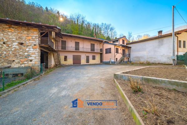 Villa bifamiliare in Via Cesare Battisti 41/43, Caraglio
