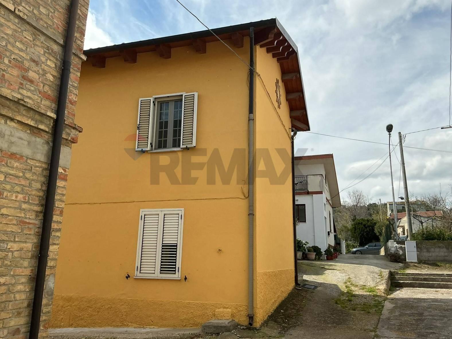 Casa indipendente in Contrada Pallante 9, Loreto Aprutino