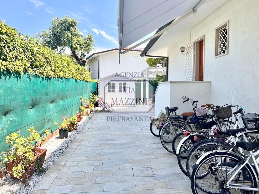 Villa bifamiliare, Pietrasanta